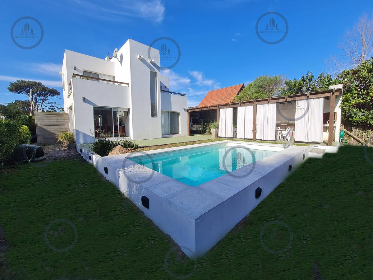 Casa de 3 Dormitorios y Piscina en Playa Mansa, Punta del Este — fotografía 1
