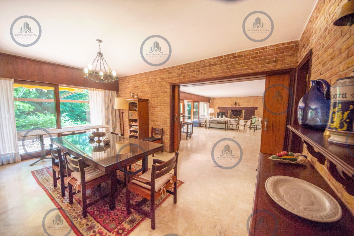 Casa ID.2367 - Magnifica casa en venta de 4 dormitorios mas apartamento de huespedes y piscina en playa Mansa