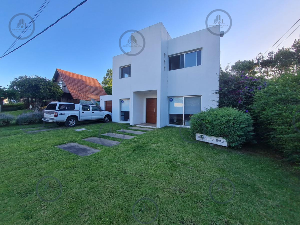 Casa de 3 Dormitorios y Piscina en Playa Mansa, Punta del Este — fotografía 2