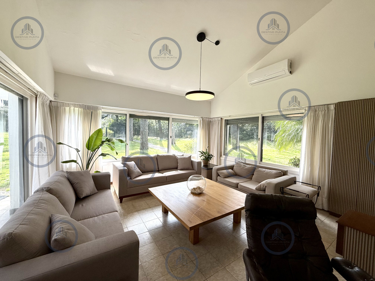 Casa en alquiler de temporada con 4 suites más dependencia en 4500 m2 piscina y parrillero — fotografía 3