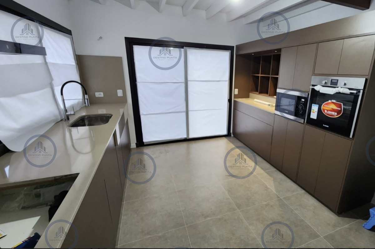 Casa minimalista a estrenar de 4 dormitorios en venta en La Barra — fotografía 4