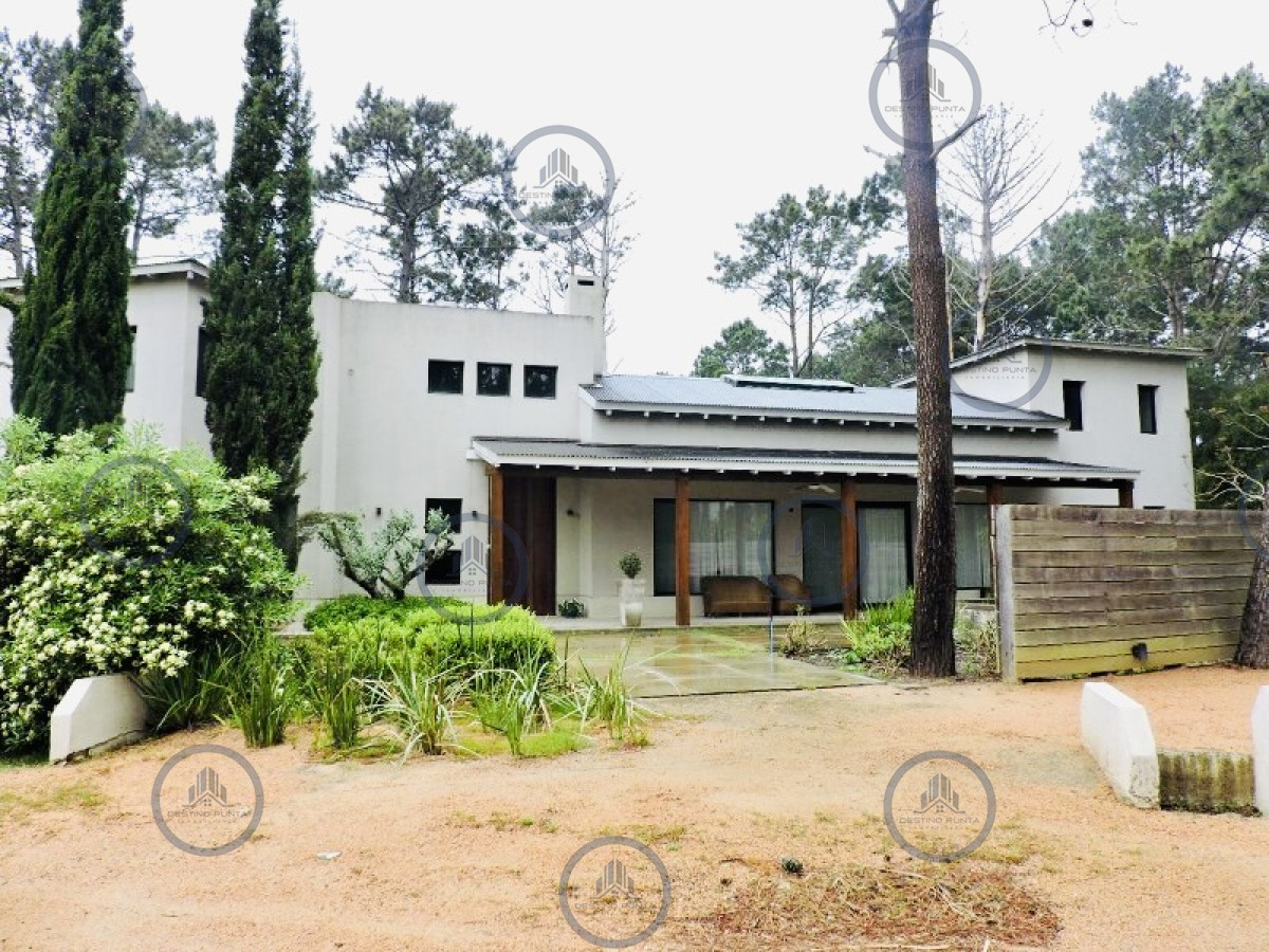 Alquiler de temporada casa en barrio privado Laguna Blanca 5 dormitorios más dependencia y piscina — fotografía 1