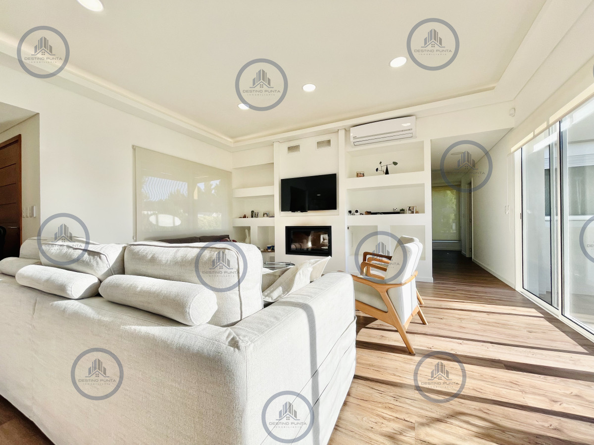 Casa ID.2333 - Moderna Casa de 4 Dormitorios, Piscina Climatizada y Parrillero en Punta Ballena, Barrio Semi Privado