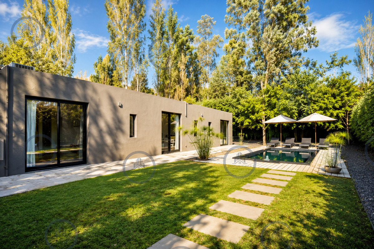 Casa ID.136 - Excelente Casa de 4 Dormitorios y Piscina Climatizada en Barrio Privado, La Arbolada - Punta del Este, Venta
