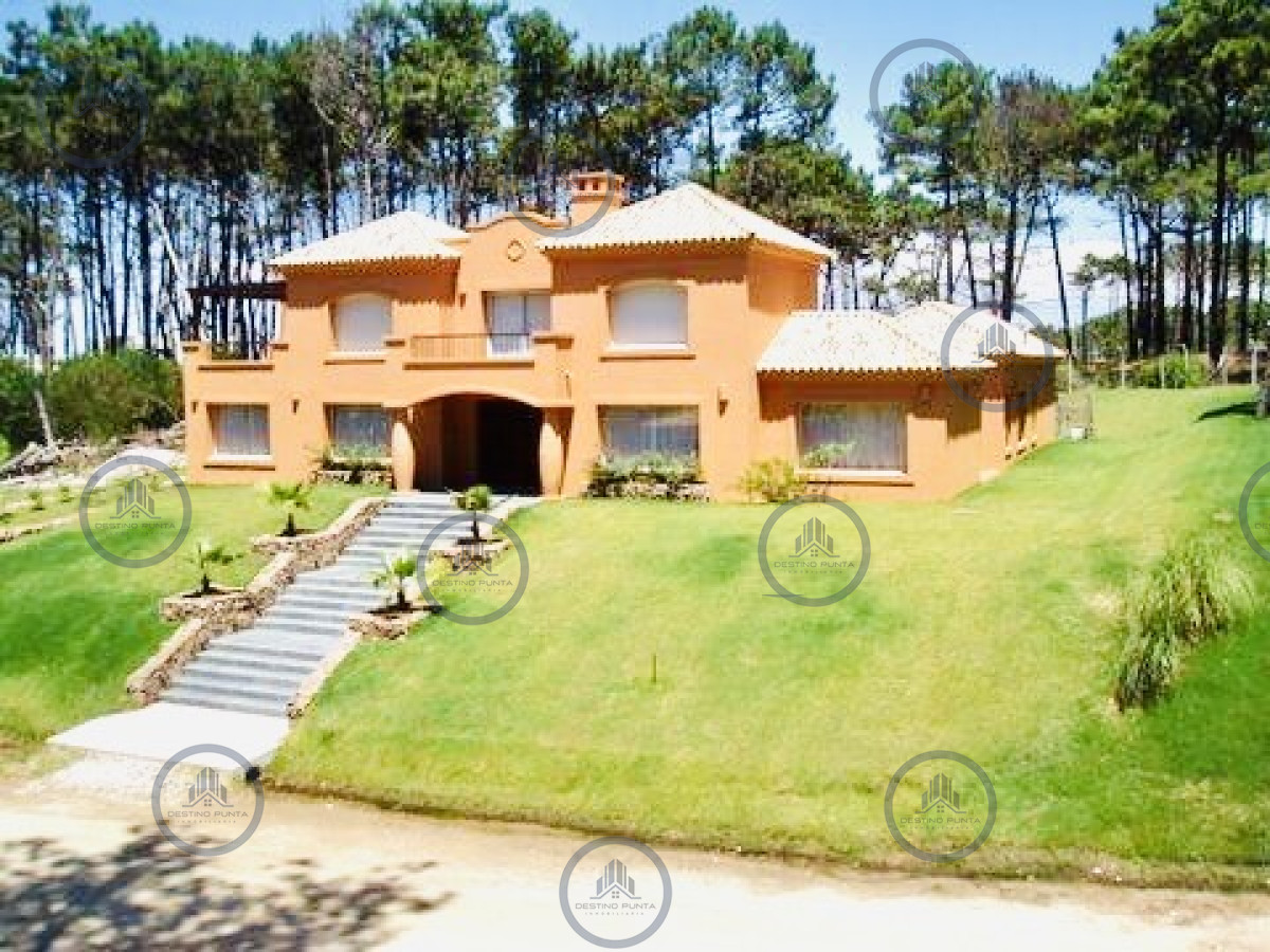 Casa ID.2822 - Casa en barrio privado Laguna Blanca 5 dormitorios más dependencia con piscina 