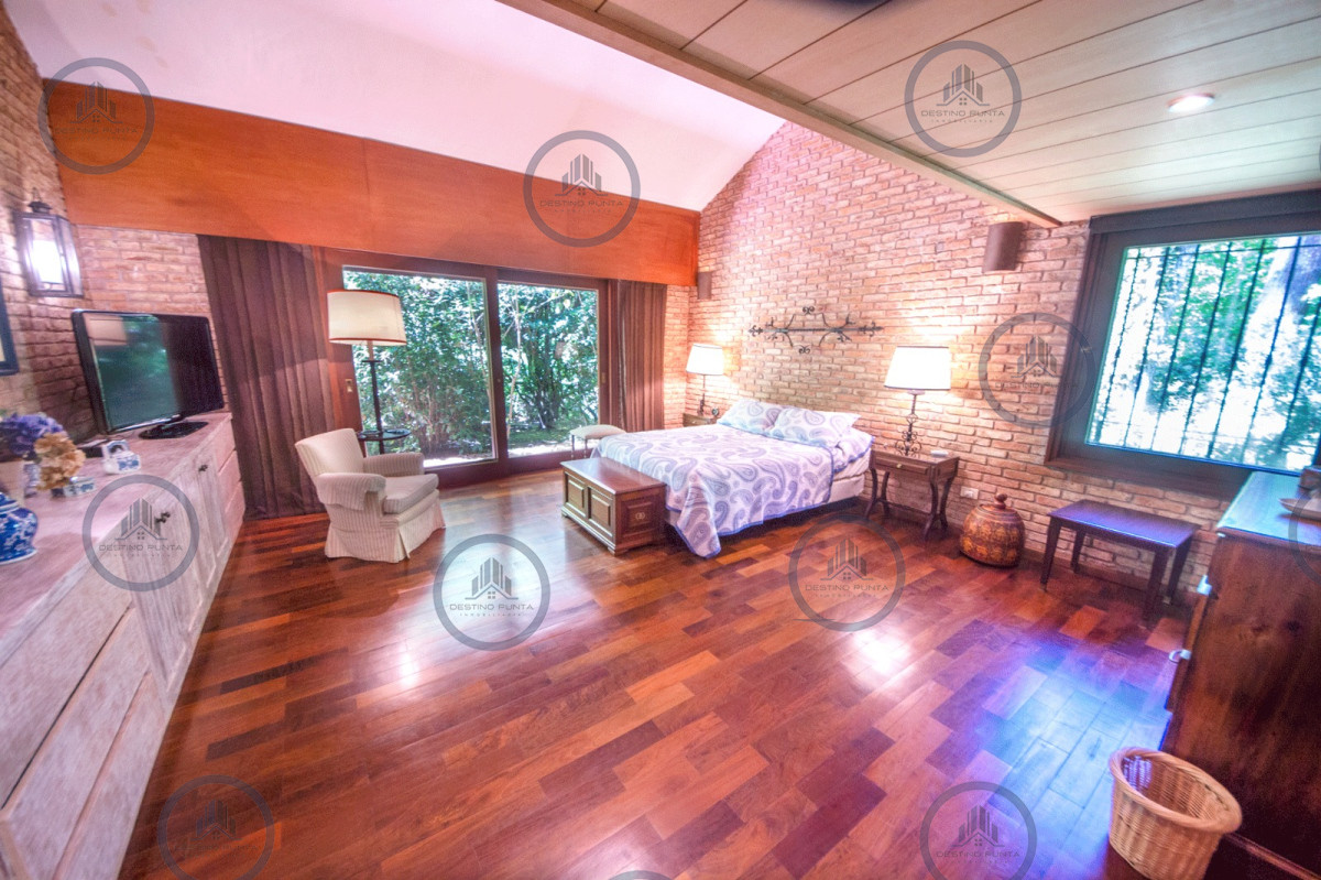 Casa ID.2367 - Magnifica casa en venta de 4 dormitorios mas apartamento de huespedes y piscina en playa Mansa