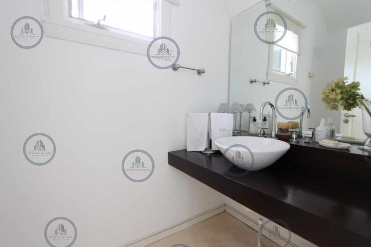 Casa ID.2819 - Casa de 5 dormitorios más dependencia en Laguna Blanca 