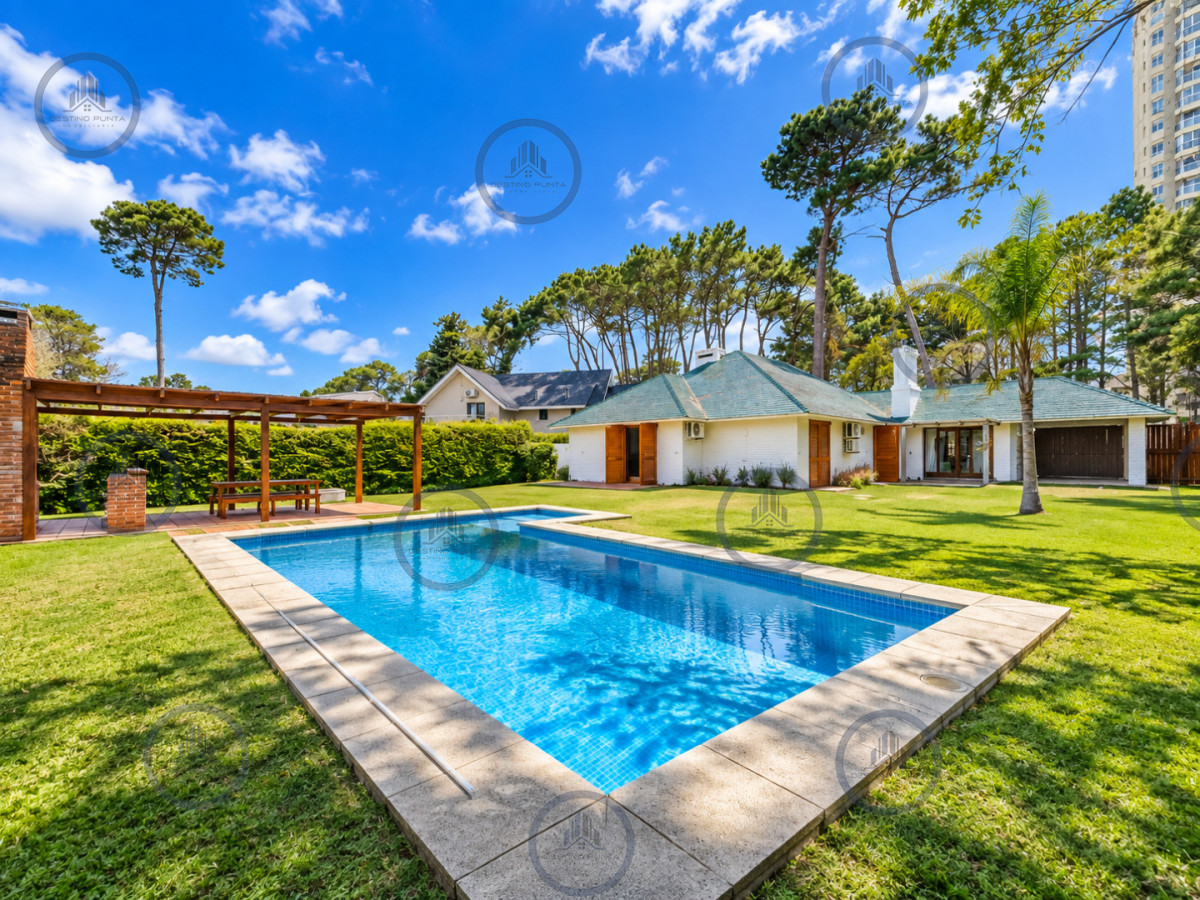 Casa de 3 Dormitorios con Piscina y Parrillero techado en Barrio Lugano a pasos de Punta Shopping, Punta del Este — fotografía 1