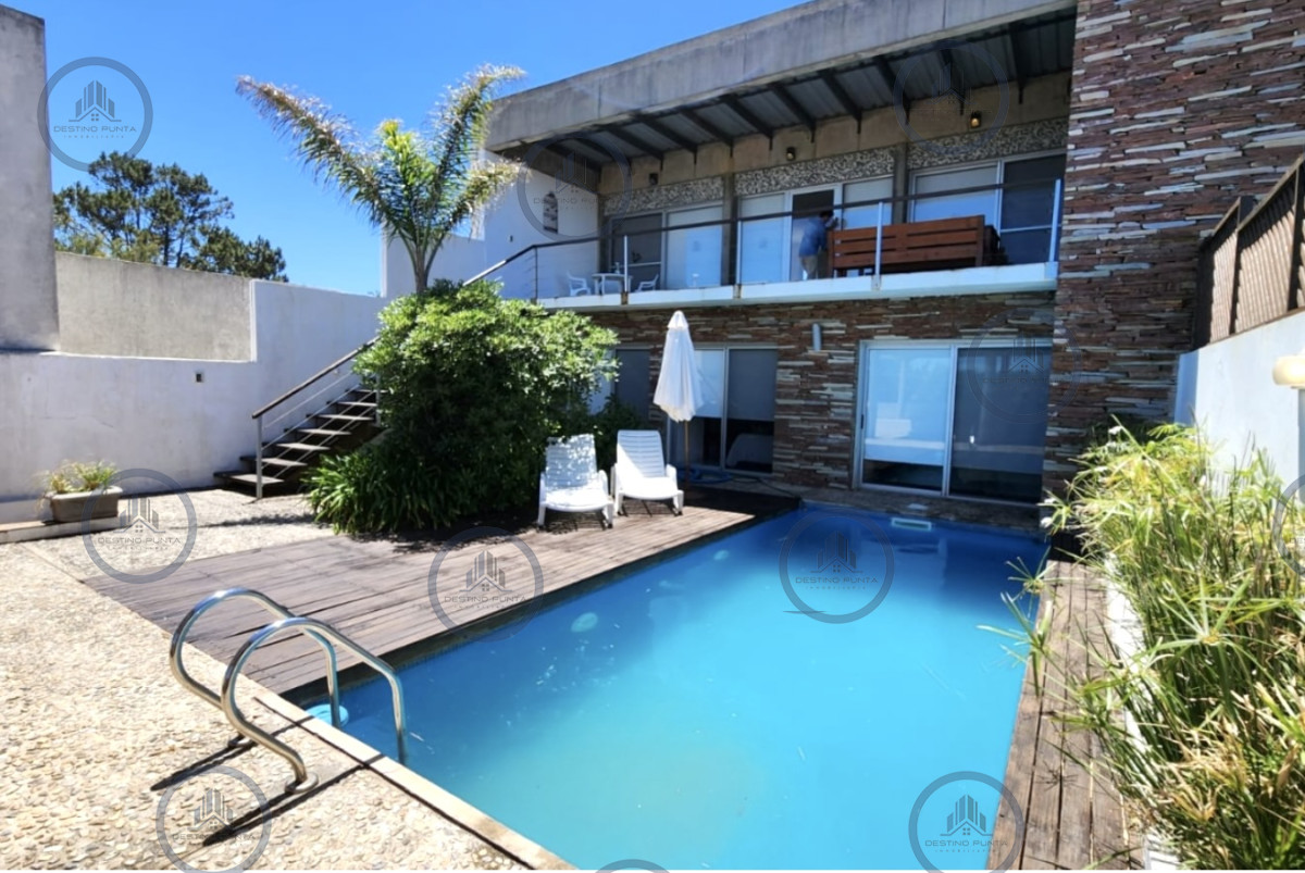 Excelente casa moderna con vista al mar y piscina de 4 dormitorios más dependencia de servicio en alquiler para la temporada — fotografía 1