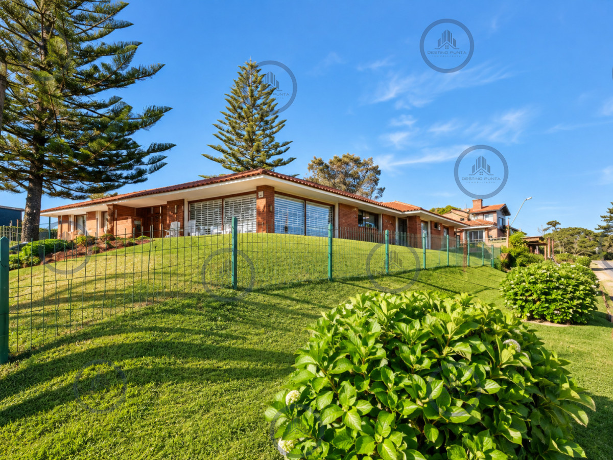 Casa ID.702 - Excelente Casa de 4 Dormitorios, Piscina Climatizada y Barbacoa a una cuadra del Mar, Playa Mansa