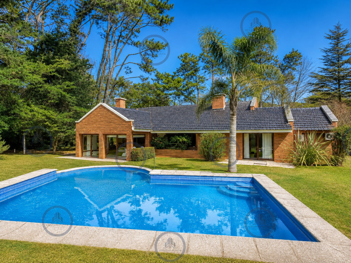 Excelente Casa de 4 Dormitorios + Dependencia, Piscina y Parrillero en San Rafael — fotografía 1