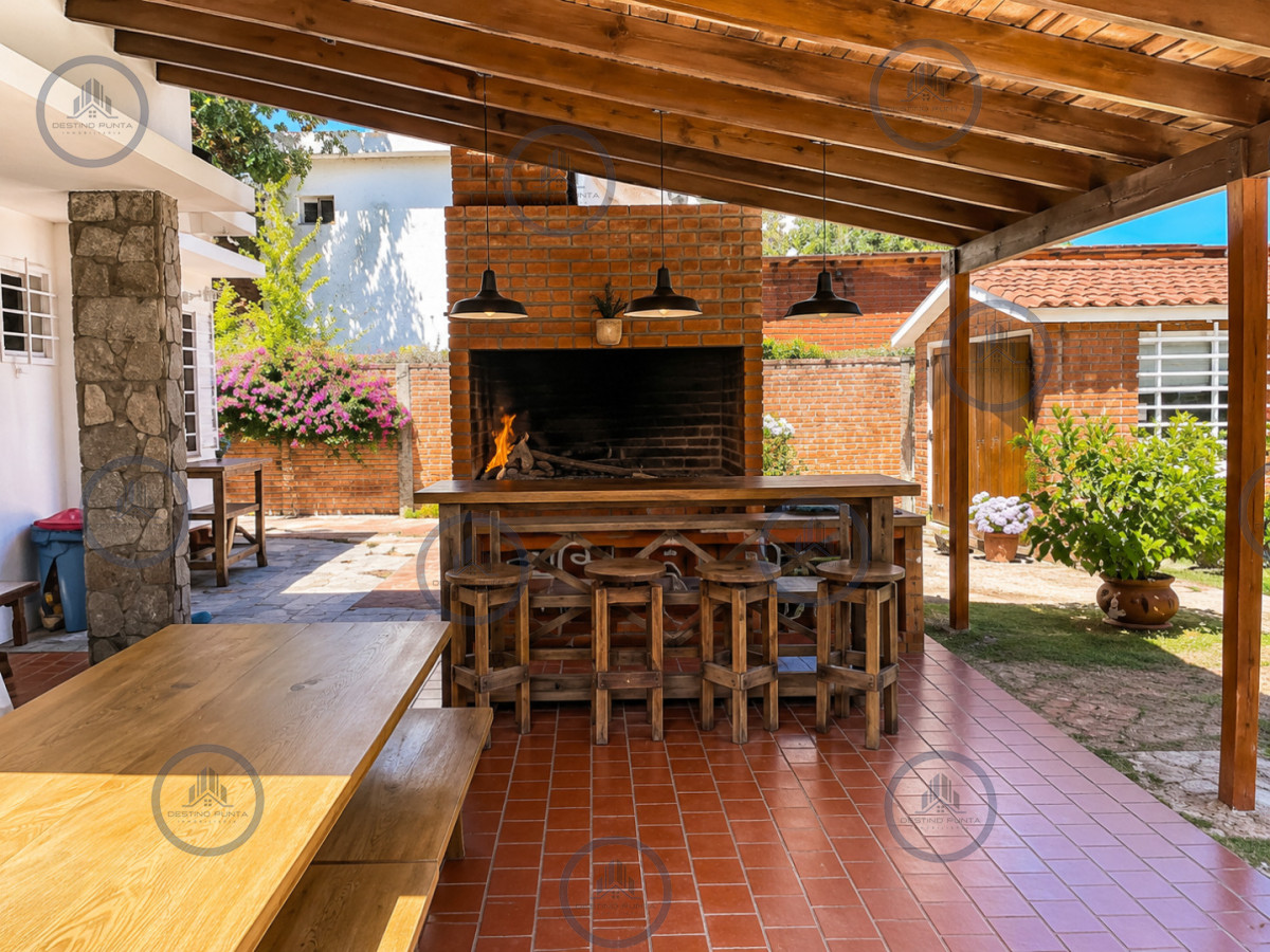 Casa de 4 Dormitorios, Parrillero y Piscina Climatizada, a minutos de Playa Mansa y Playa Brava — fotografía 2