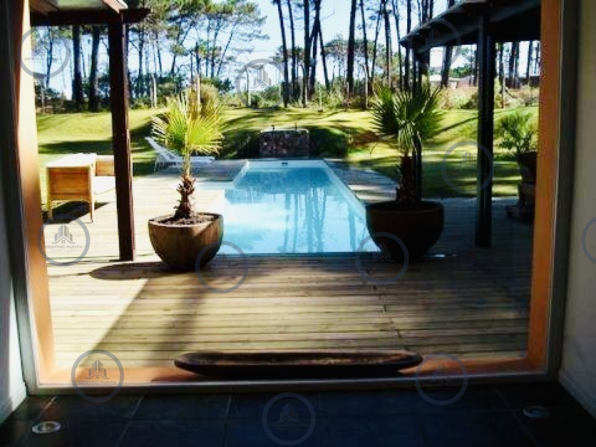 Casa ID.2822 - Casa en barrio privado Laguna Blanca 5 dormitorios más dependencia con piscina 