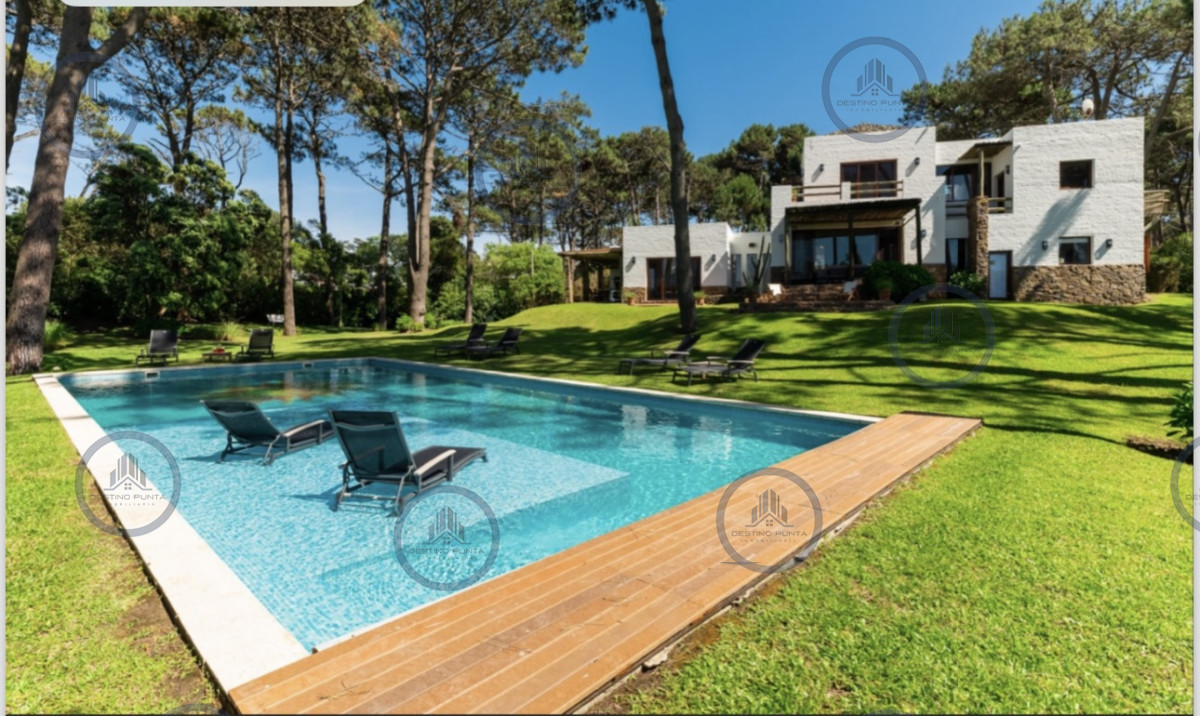 Excelente casa de 5 dormitorios mas dependencia y gran parque a 200 metros de la Playa de Montoya en alquiler de temporada — fotografía 1