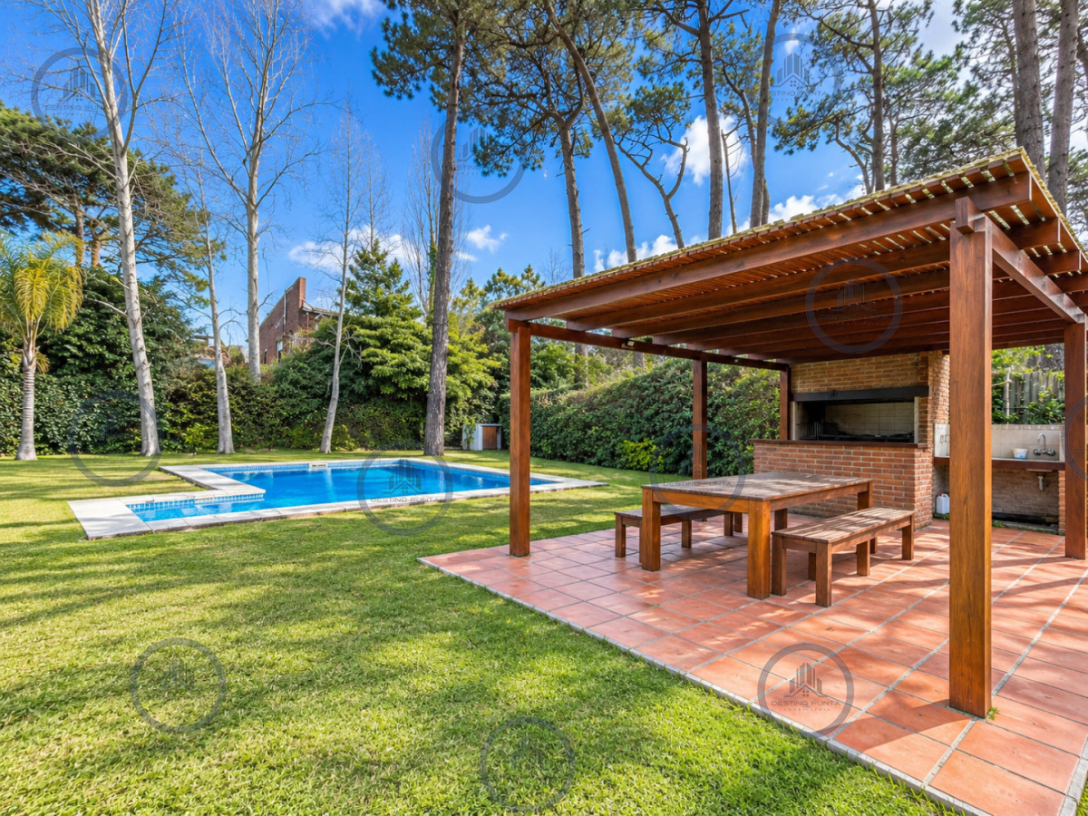 Casa de 3 Dormitorios con Piscina y Parrillero techado en Barrio Lugano a pasos de Punta Shopping, Punta del Este — fotografía 2