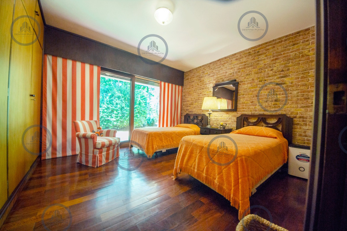 Casa ID.2367 - Magnifica casa en venta de 4 dormitorios mas apartamento de huespedes y piscina en playa Mansa