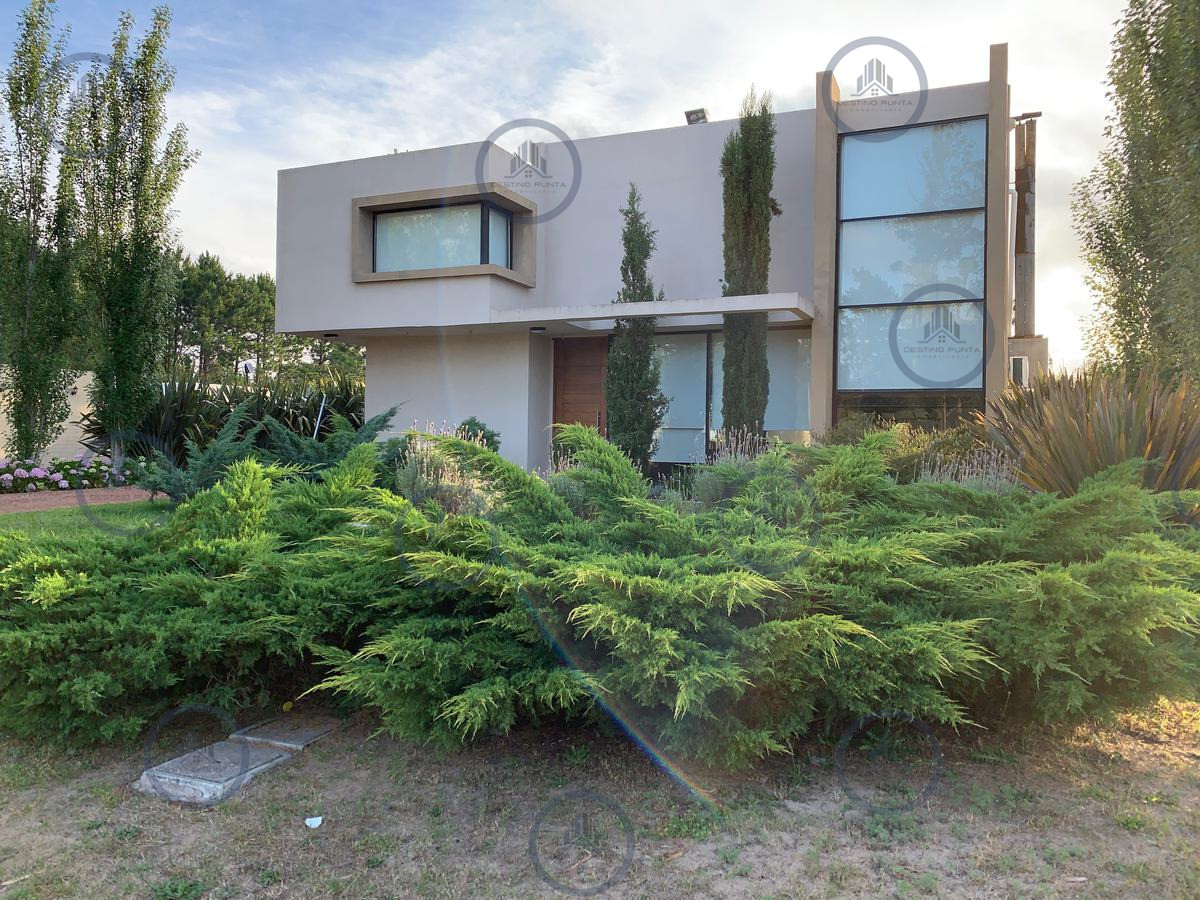 Excelente Casa de 4 Dormitorios y Piscina en Barrio Privado, Punta del Este — fotografía 1
