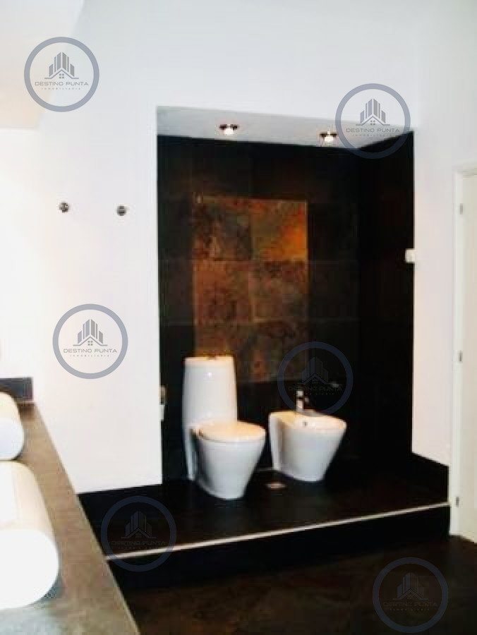 Casa ID.2822 - Casa en barrio privado Laguna Blanca 5 dormitorios más dependencia con piscina 