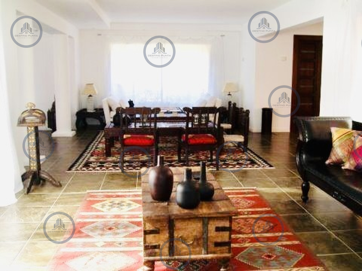 Casa ID.2822 - Casa en barrio privado Laguna Blanca 5 dormitorios más dependencia con piscina 
