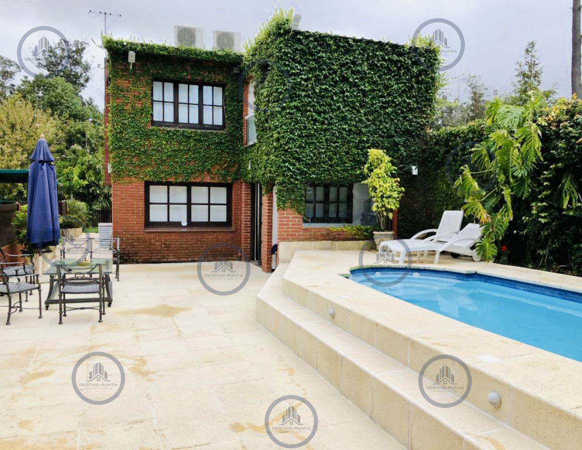 Alquiler temporario de casa con 3 Dormitorios con piscina y barbacoa en Jardines de Córdoba, Punta del Este — fotografía 1