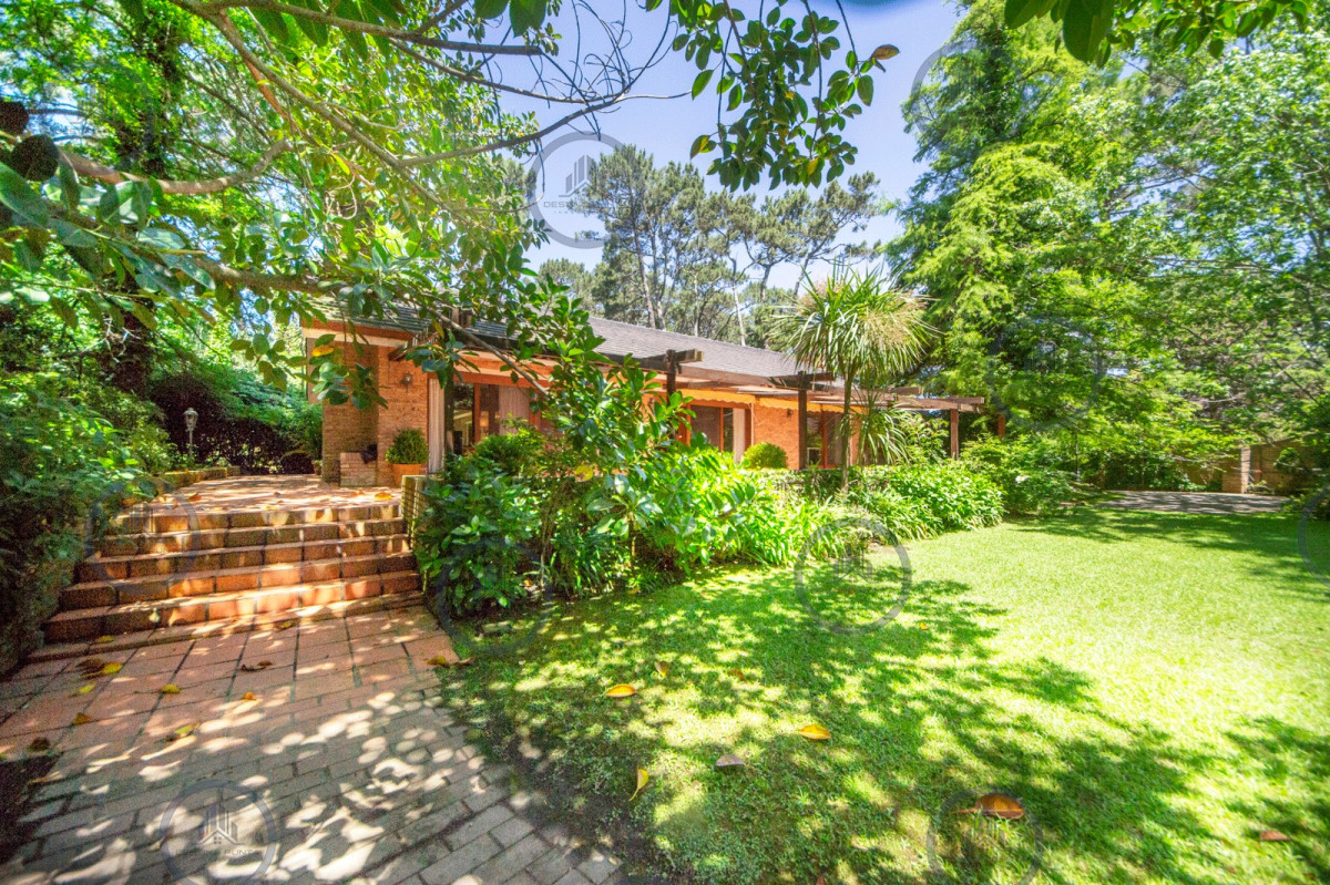 Casa ID.2367 - Magnifica casa en venta de 4 dormitorios mas apartamento de huespedes y piscina en playa Mansa
