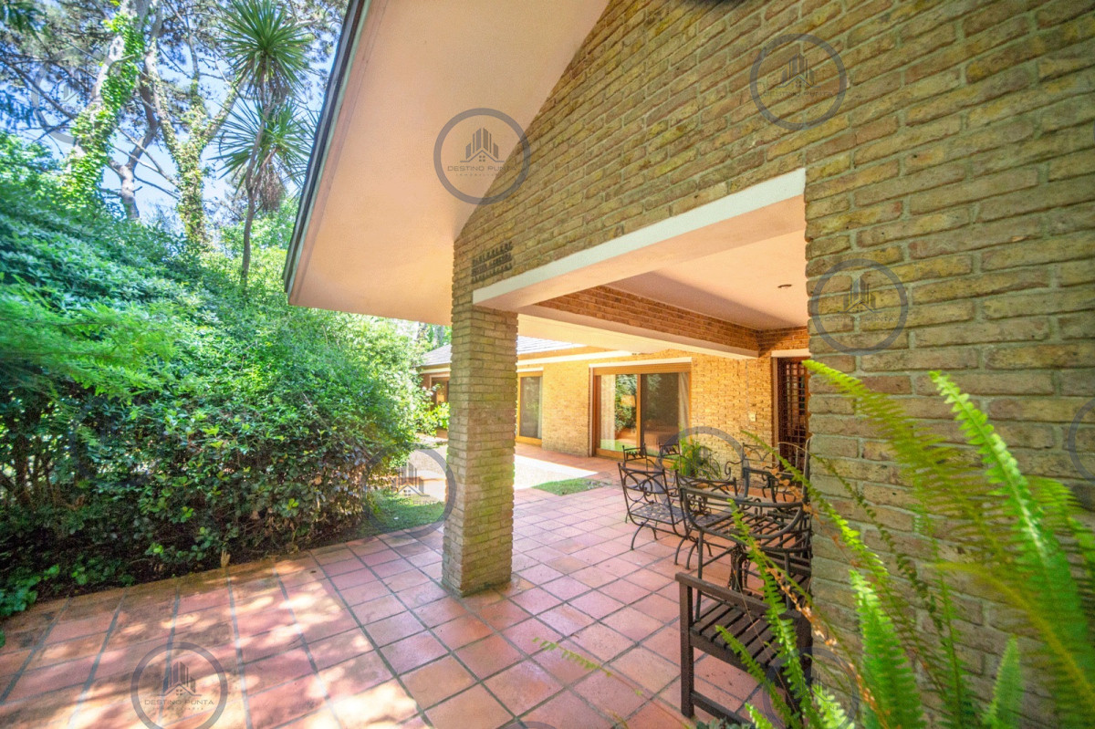 Casa ID.2367 - Magnifica casa en venta de 4 dormitorios mas apartamento de huespedes y piscina en playa Mansa