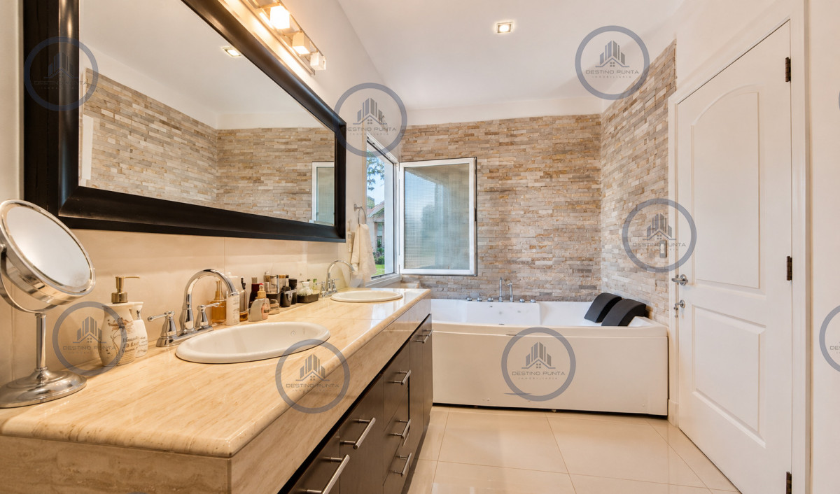 Casa ID.375 - Excelente Casa de 5 Dormitorios en Barrio Privado La Arbolada, Punta del Este