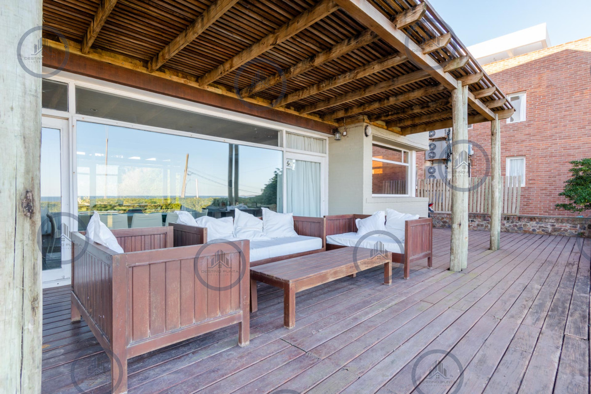 Casa ID.399 - Espectacular Casa de 4 Dormitorios Frente al Mar - Punta del Este