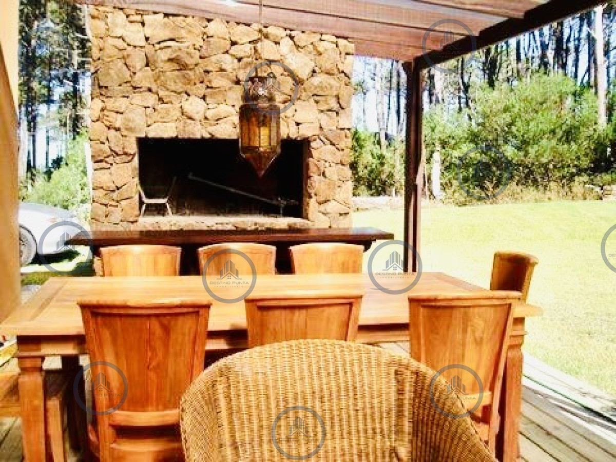 Casa ID.2822 - Casa en barrio privado Laguna Blanca 5 dormitorios más dependencia con piscina 