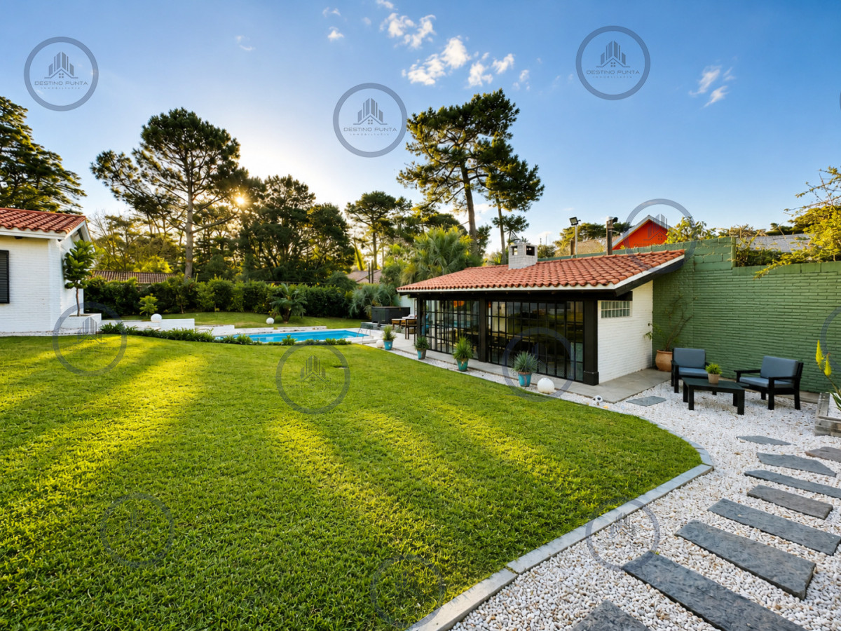 Espectacular Casa Moderna de 5 Dormitorios con Piscina Climatizada y Barbacoa en Alquiler de Temporada, Punta del Este — fotografía 3