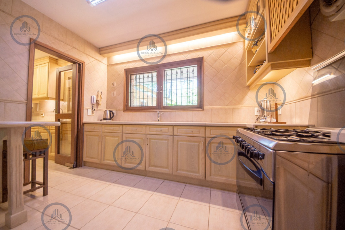 Casa ID.2367 - Magnifica casa en venta de 4 dormitorios mas apartamento de huespedes y piscina en playa Mansa