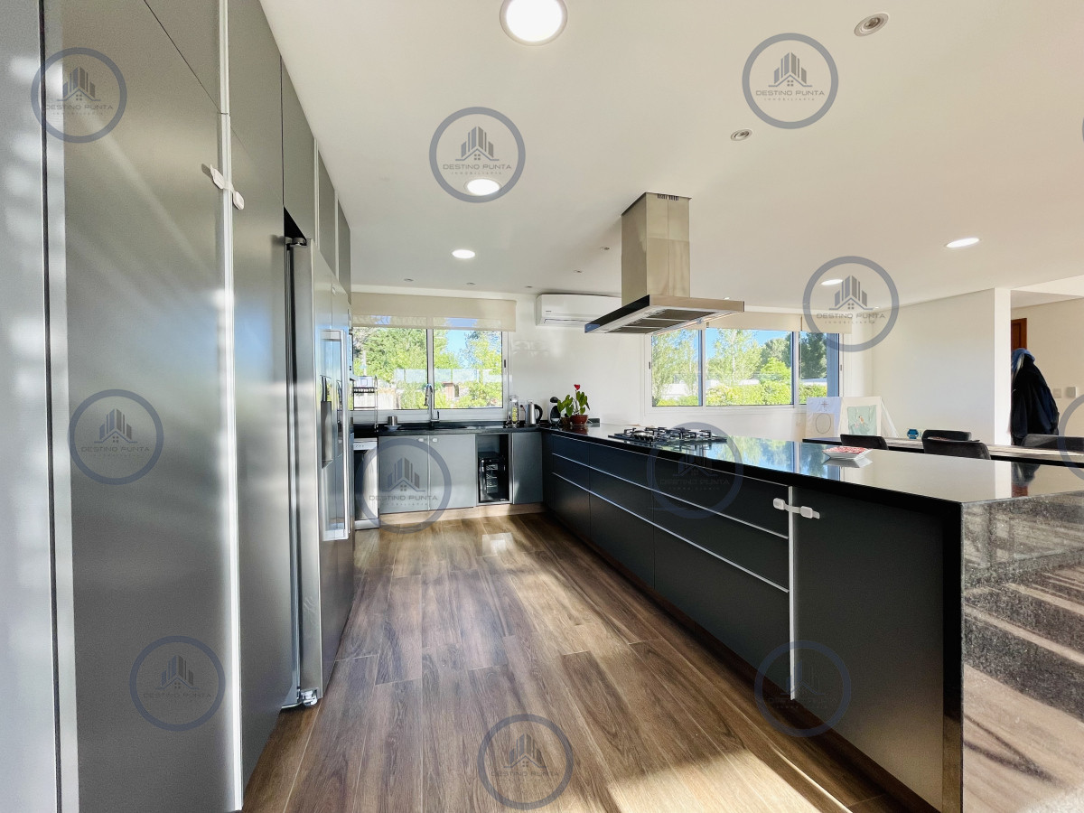 Casa ID.2333 - Moderna Casa de 4 Dormitorios, Piscina Climatizada y Parrillero en Punta Ballena, Barrio Semi Privado