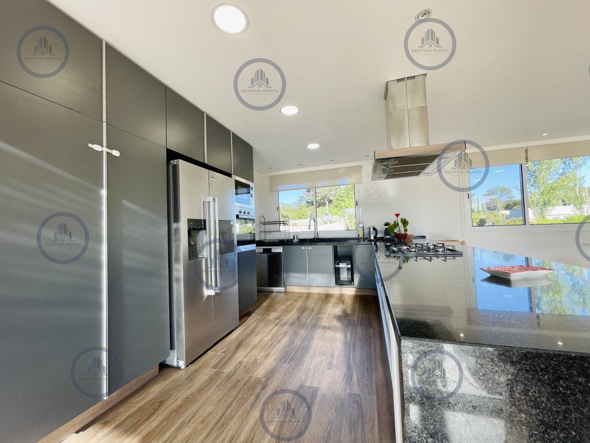 Casa ID.2333 - Moderna Casa de 4 Dormitorios, Piscina Climatizada y Parrillero en Punta Ballena, Barrio Semi Privado