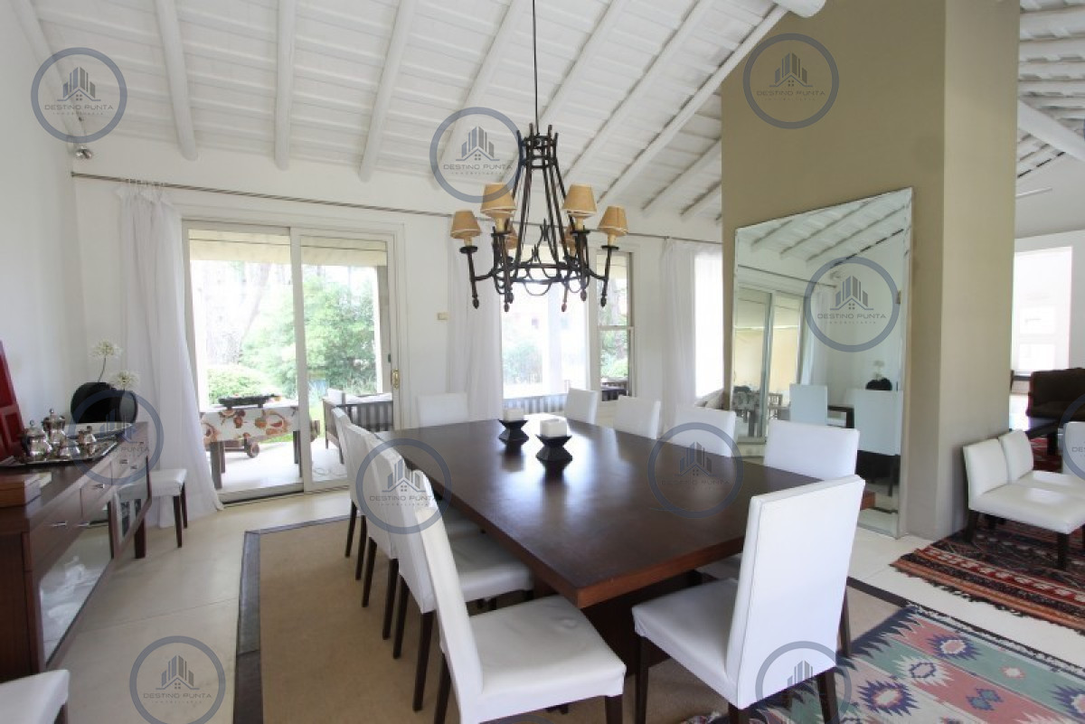 Casa ID.2819 - Casa de 5 dormitorios más dependencia en Laguna Blanca 