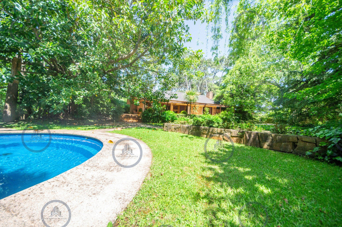 Casa ID.2367 - Magnifica casa en venta de 4 dormitorios mas apartamento de huespedes y piscina en playa Mansa