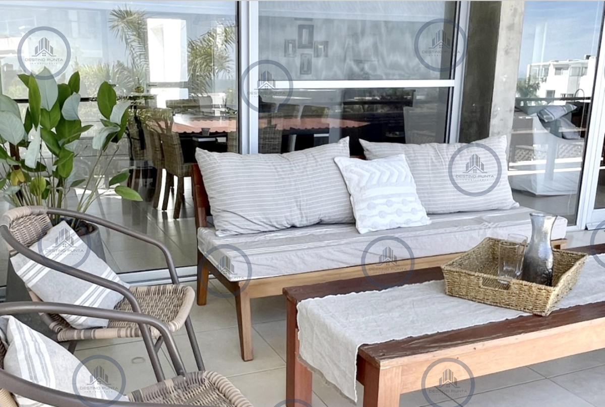 Excelente casa moderna con vista al mar y piscina de 4 dormitorios más dependencia de servicio en alquiler para la temporada — fotografía 4