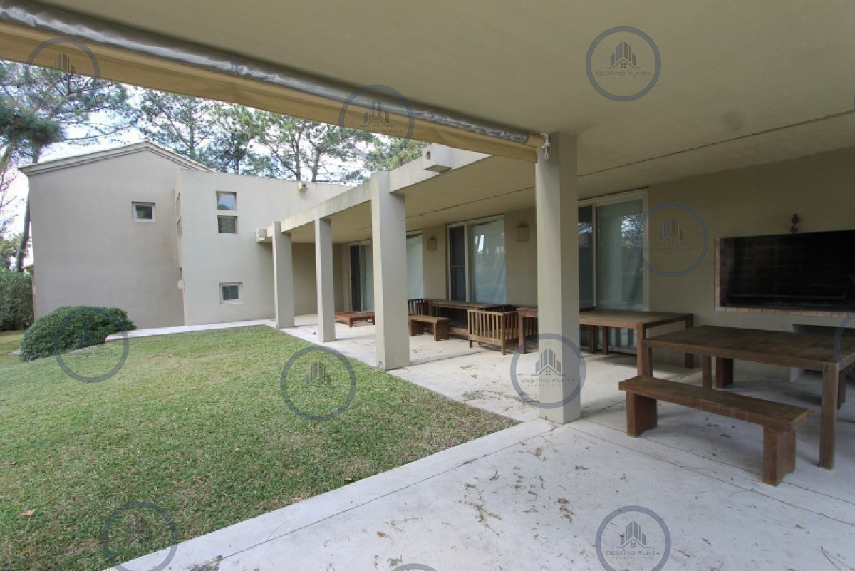 Casa ID.2819 - Casa de 5 dormitorios más dependencia en Laguna Blanca 