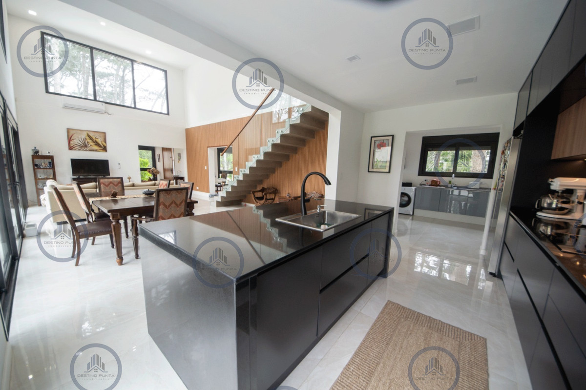 Casa ID.2366 - Casa en venta en San Rafael de 5 dormitorios, a estrenar
