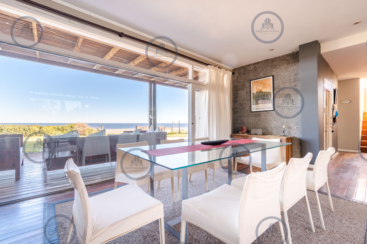 Casa ID.399 - Espectacular Casa de 4 Dormitorios Frente al Mar - Punta del Este