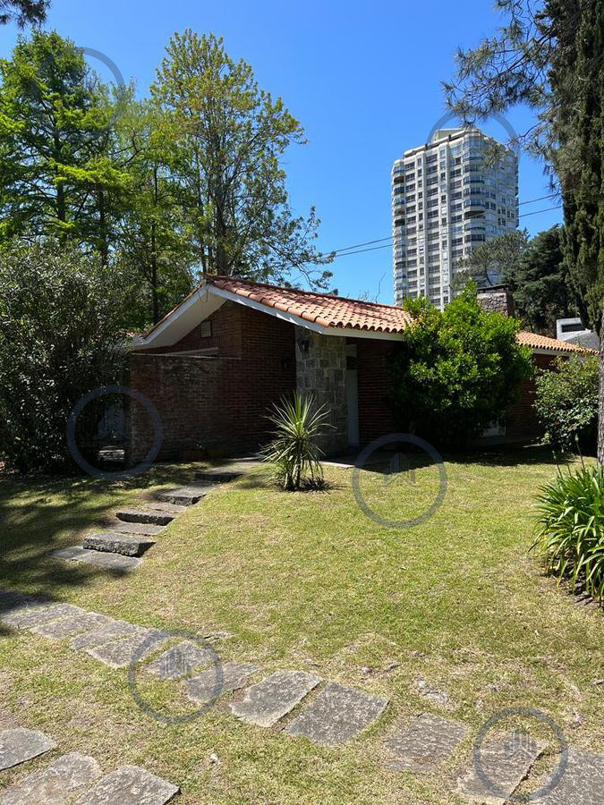 Casa de 3 Dormitorios y Piscina en Playa Mansa — fotografía 1