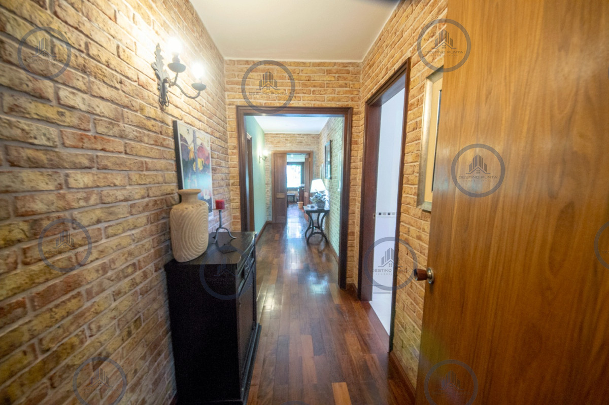 Casa ID.2367 - Magnifica casa en venta de 4 dormitorios mas apartamento de huespedes y piscina en playa Mansa
