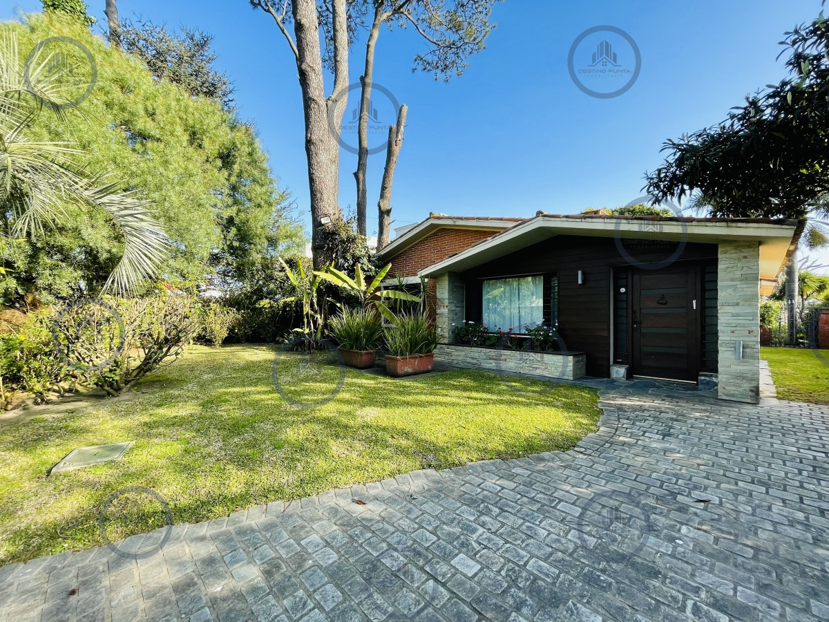 Casa de 3 Dormitorios, Piscina Climatizada y Parrillero en Playa Mansa, Punta del Este — fotografía 2