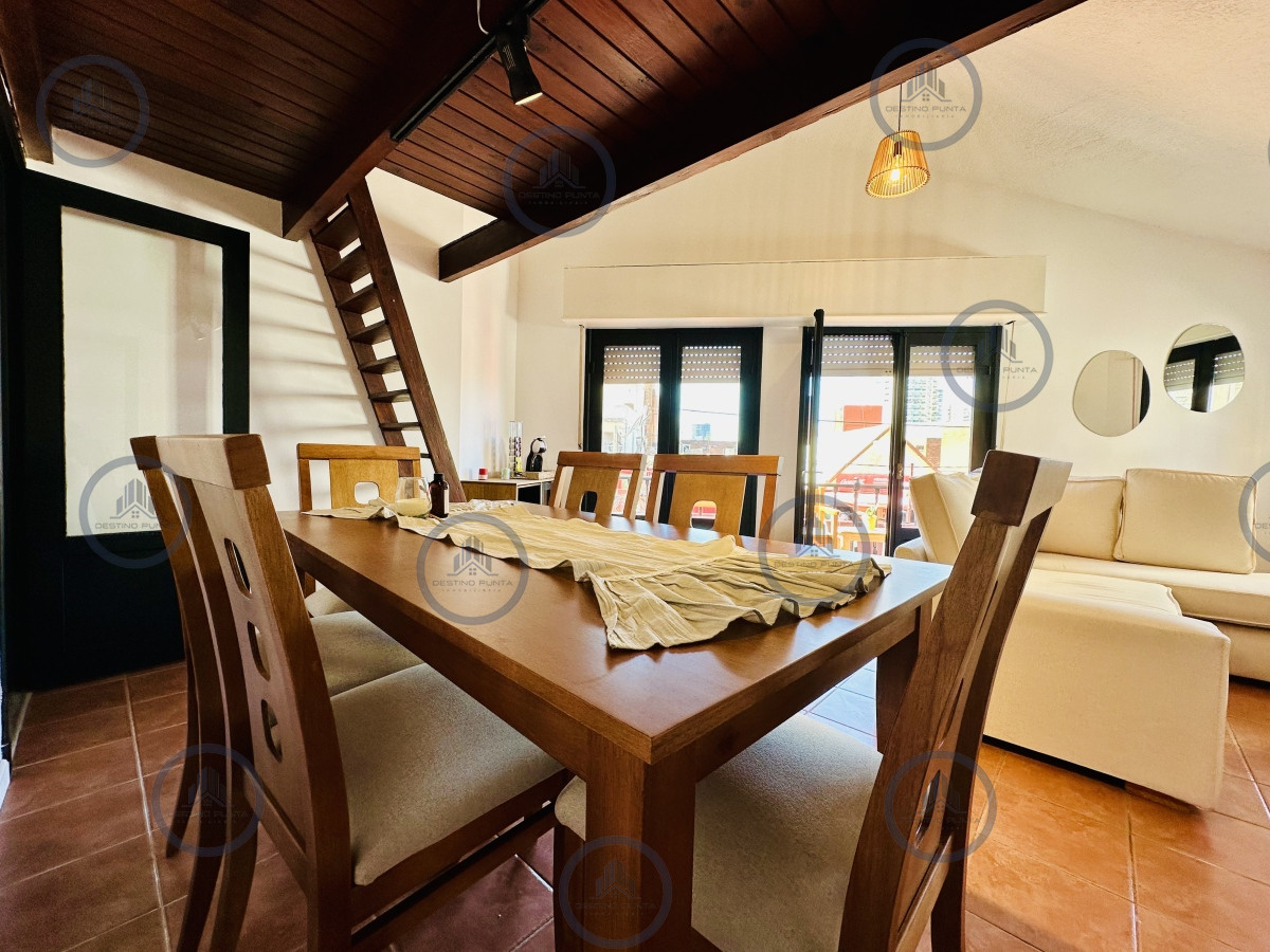 Casa estilo apartamento reciclada a nuevo en la mejor ubicación a pasos de la playa, Península, Brava y Mansa, Punta del Este - Alquiler — fotografía 1