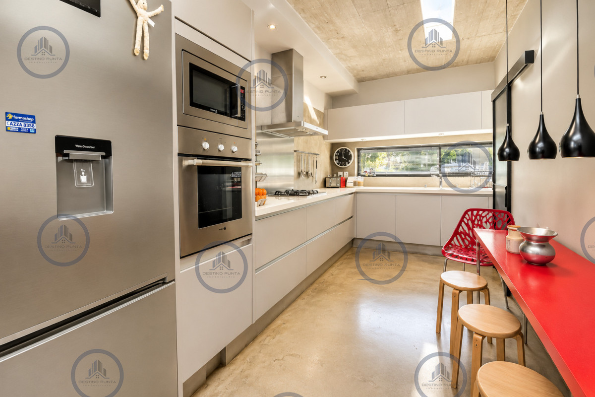 Casa ID.136 - Excelente Casa de 4 Dormitorios y Piscina Climatizada en Barrio Privado, La Arbolada - Punta del Este, Venta