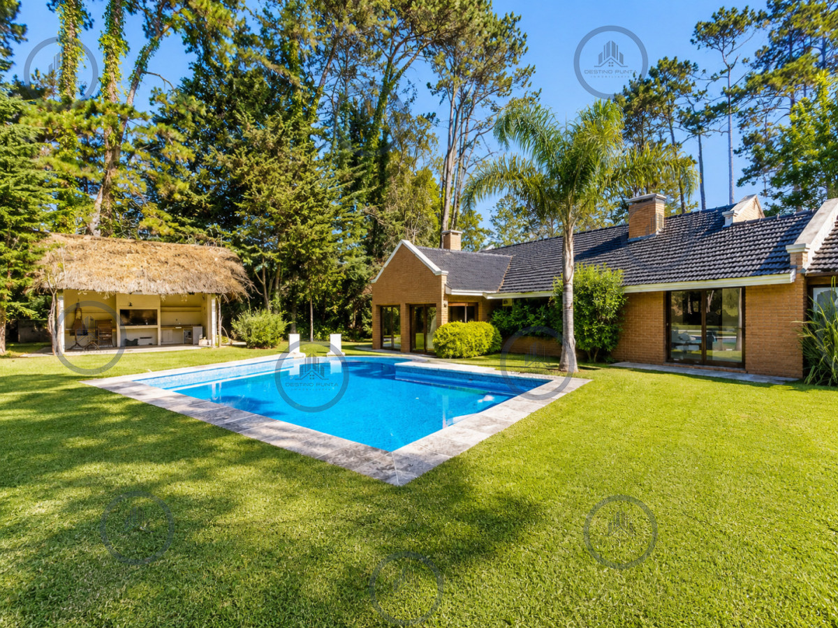 Excelente Casa de 4 Dormitorios + Dependencia, Piscina y Parrillero en San Rafael — fotografía 2