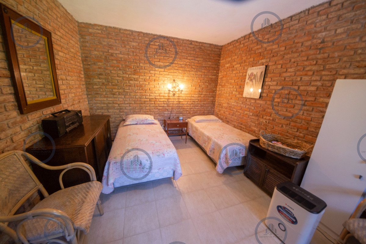 Casa ID.2367 - Magnifica casa en venta de 4 dormitorios mas apartamento de huespedes y piscina en playa Mansa