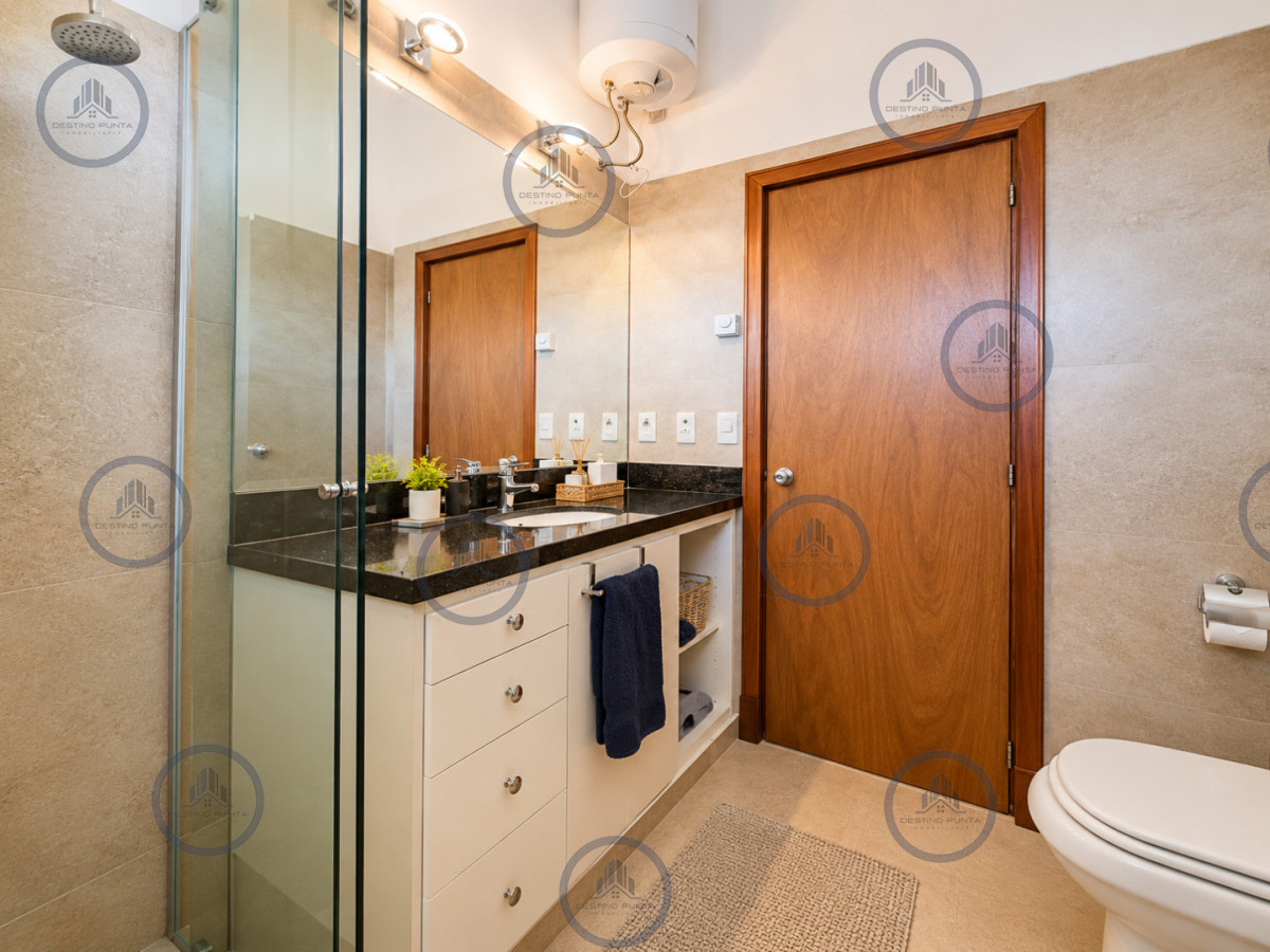 Casa ID.702 - Excelente Casa de 4 Dormitorios, Piscina Climatizada y Barbacoa a una cuadra del Mar, Playa Mansa