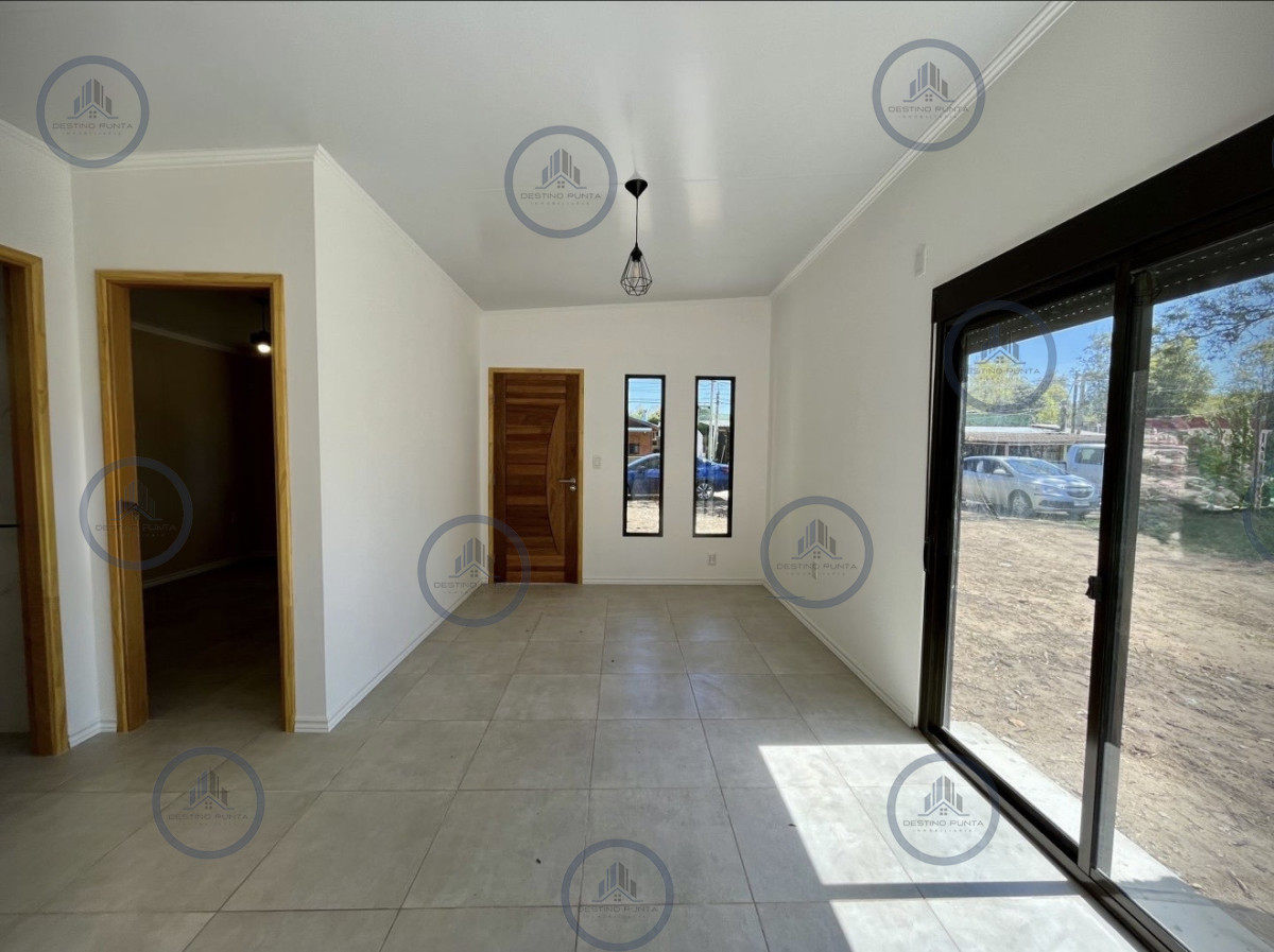 Casa en venta a estrenar de 2 dormitorios cerca del Arroyo en El Tesoro, La Barra — fotografía 1
