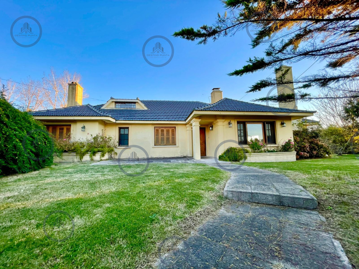 Casa de 4 Dormitorios en Playa Mansa, Punta del Este — fotografía 1
