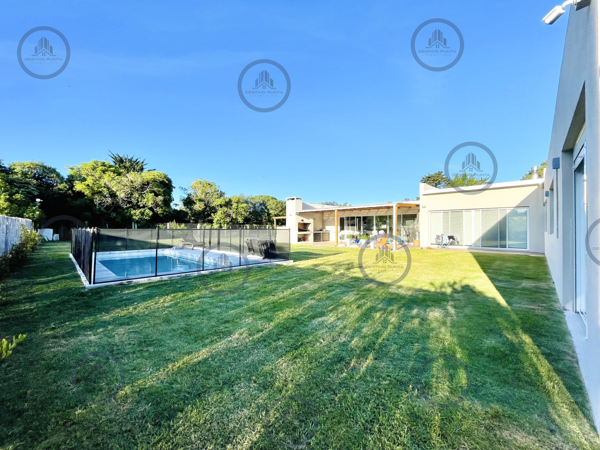 Casa ID.2333 - Moderna Casa de 4 Dormitorios, Piscina Climatizada y Parrillero en Punta Ballena, Barrio Semi Privado